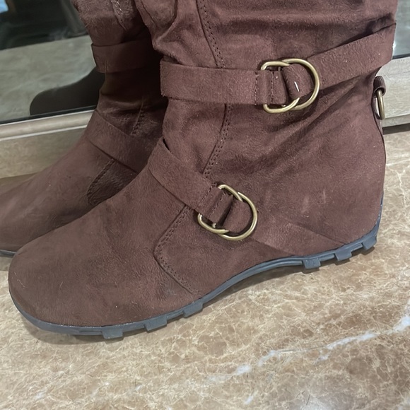 Brown faux suede boots with faux buckles by Shiekh shoes - Picture 3 of 13